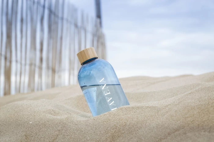 Bouteille d'eau en plastique recyclable fin et transparent on Craiyon