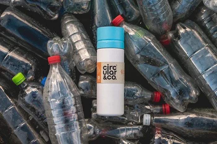 Bouteille plastique recyclé Bleu Objets recyclés, Bouteilles & Gourdes  publicitaire